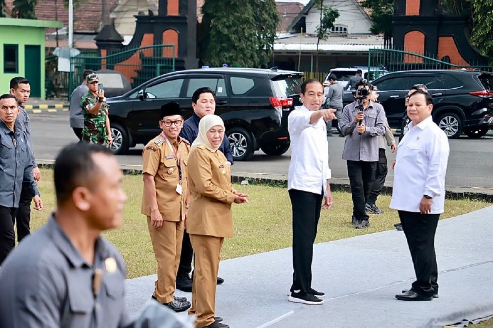 Presiden Joko Widodo didampingi Gubernur Khofifah dan dua menterinya Menhan Probowo dan Menteri BUMN Erick Tohir saat meninjau Pasar Bululawang Malang. (Ist) 