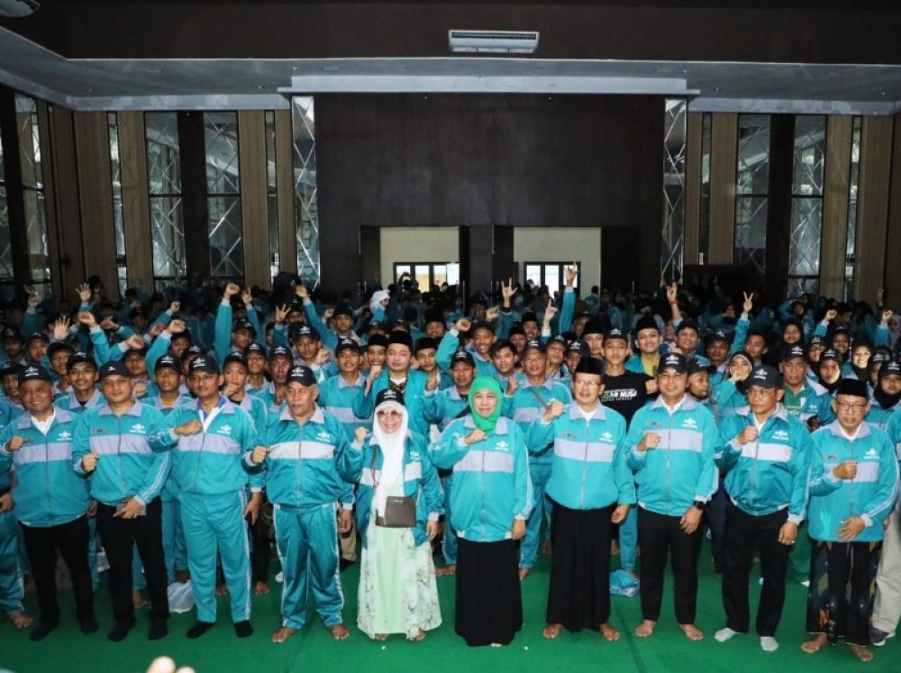 Gubernur Khofifah bersama kontingen atlet Santri Jawa Timur. (Ist) 