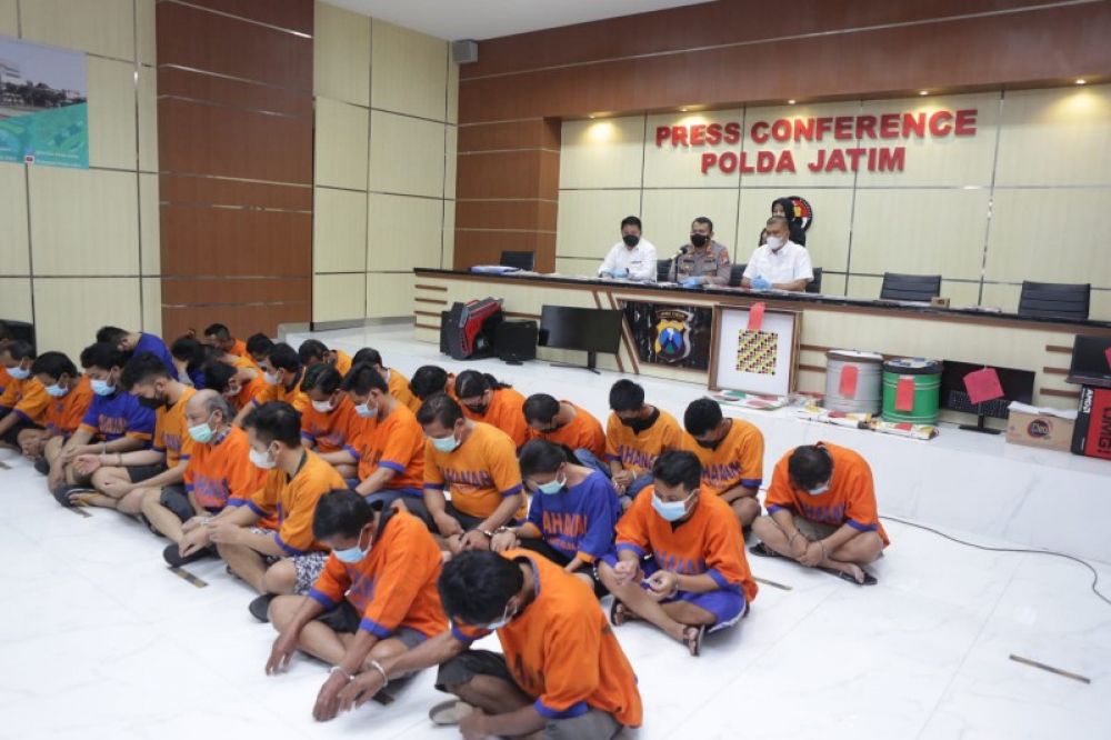 Ratusan tersangka saat diimankan di Mapolda Jatim terkait judi online. (Ist) 
