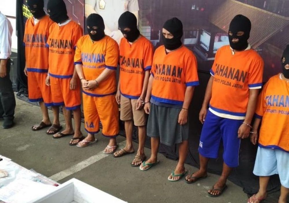Para tersangka sedang diamankan di Mapolda Jatim. (Ist) 