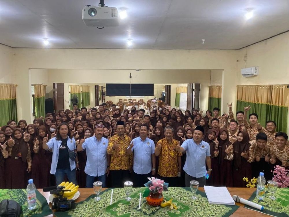 Kepala Sekolah SMAN 1 Tarik bersama Ketua PWI Sidoarjo, Mustain berfoto bersama usai mengikuti Safari Jurnalistik PWI Sidoarjo. (ist) 