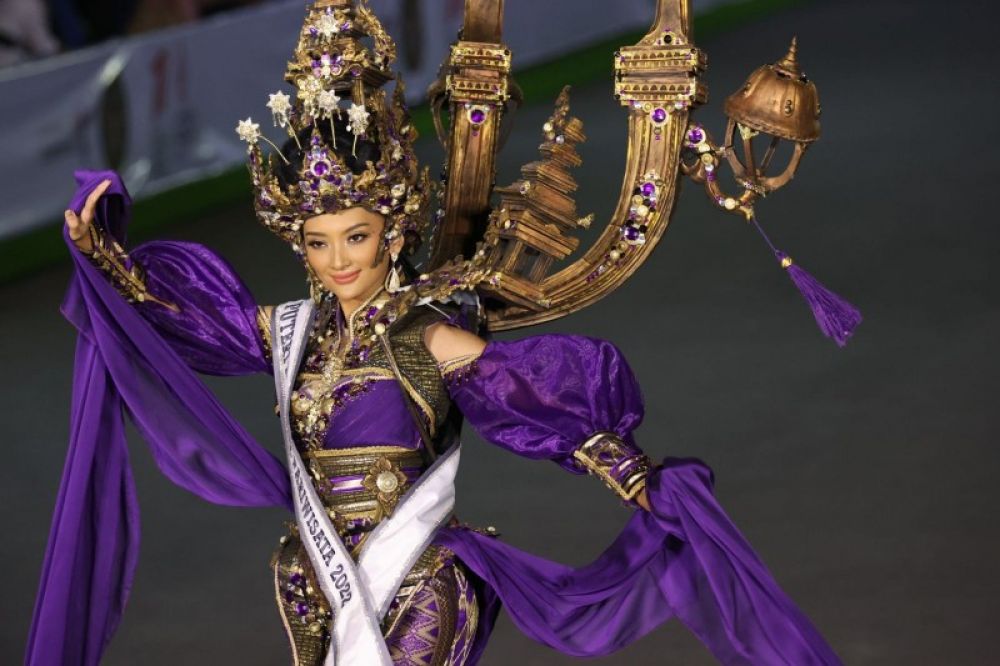 Salah satu suguhan Fashion atau pertunjukan Jember Festival Carnival 2022 yang bikin Menparekraf Sadiaga Uno takjub. (Ist) 