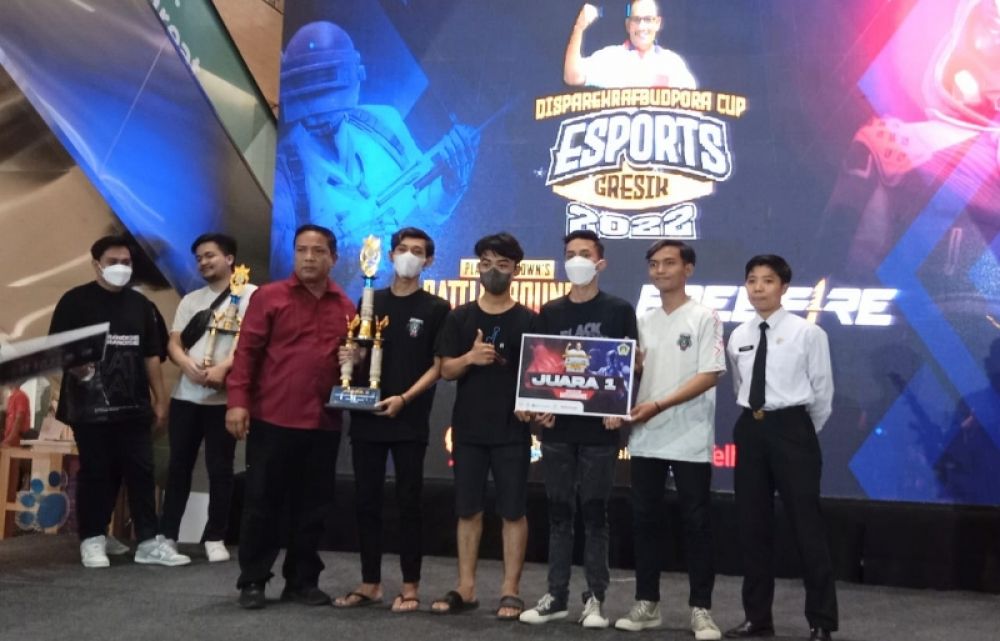 Kabid Olahraga Gresik menyerahkan hadiah. (Ist) 