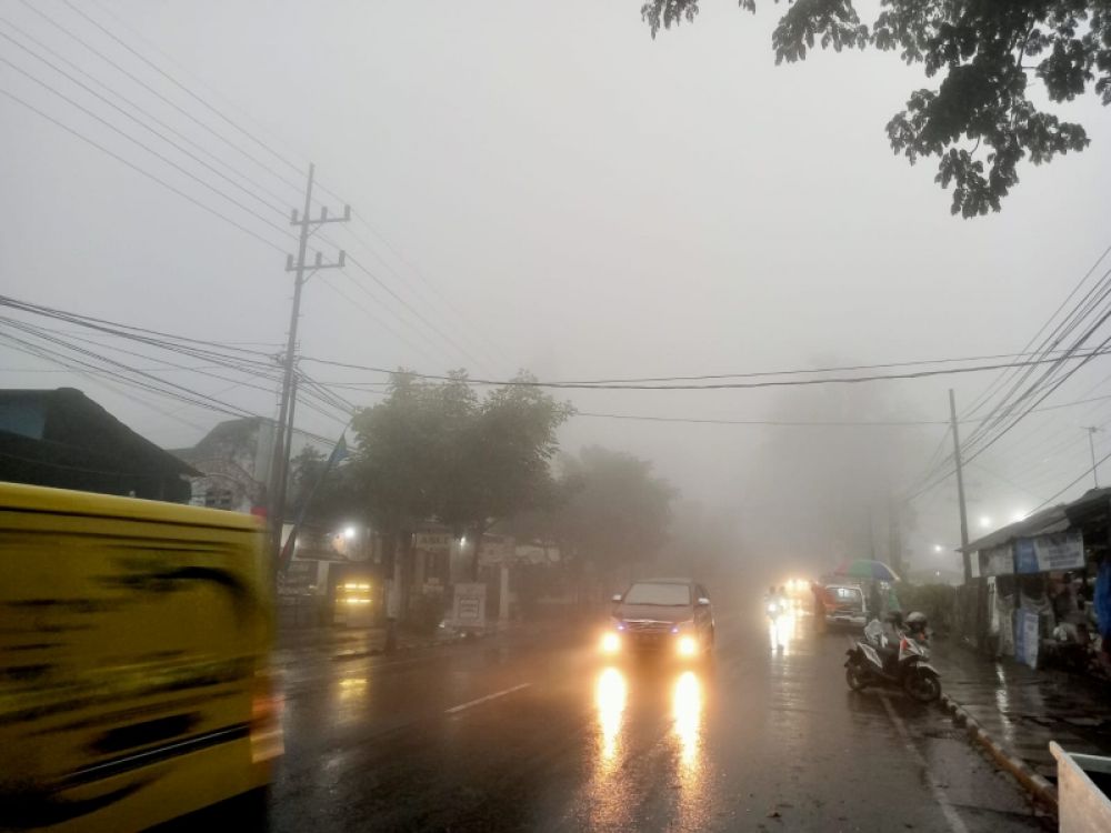 Kabut tebal turun di Kota Batu, sebabkan menipisnya jarak pandang pengguna lalulintas masyarakat saat berkendara diminta waspada dan hati-hati. (foto: doi nuri)