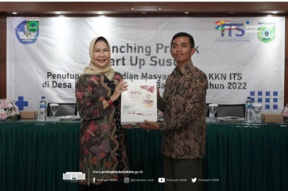 Kades Pesanggrahan, Imam Wahyudi mendapatkan penghargaan dari Wali Kota Batu, Dewanti Rumpoko untuk produk susu Bumdes Mayangsari bersama mahasiswa ITS. (Prokopim for B-news.id)