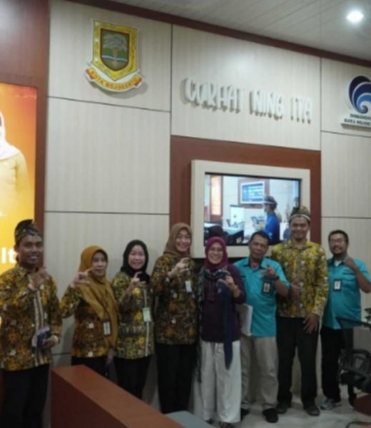 Kadiskominfo Kota Mojokerto Santi Ratnaning Tias beserta staf foto bersama Ketua Tim Monev KIP Jawa Timur Elis Yusniyawati (ist)