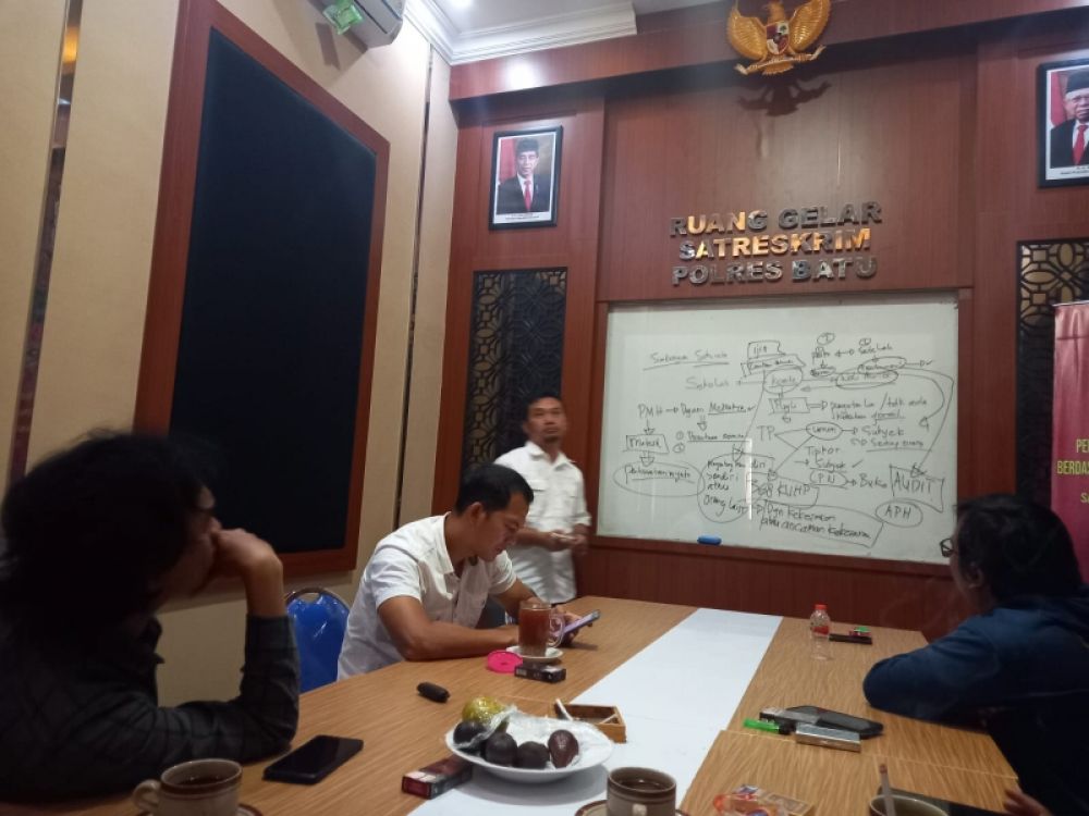 Wali siswa SMA Negeri 1 Batu diimbau oleh Kanit Tipikor Polres Batu, untuk tidak segan mengadukan keluhan terkait dugaan pungli. (foto: doi nuri/B-news.id) 