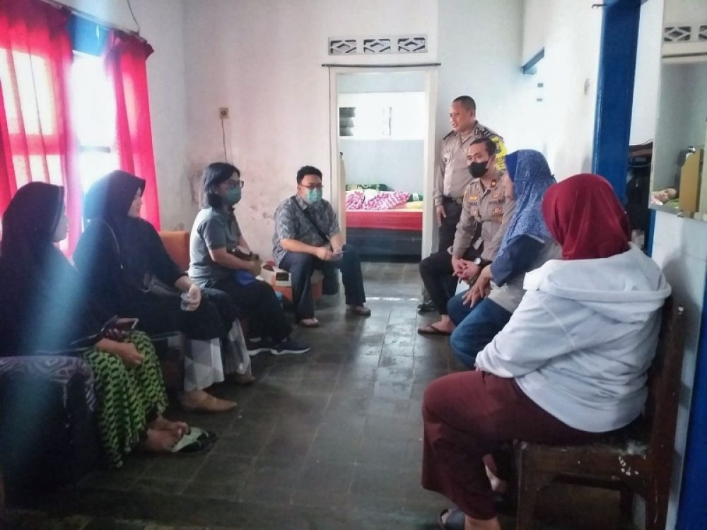 Polresta Malang Kota melakukan pengecekan Kesehatan berkala bagi korban Kanjuruhan. (Ist) 