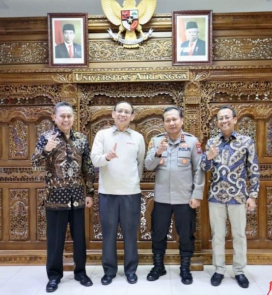 Kapolda Jatim Irjen Pol Toni Harmanto bersama Rektor Unair saat berkunjung ke Unair Surabaya. (ist) 