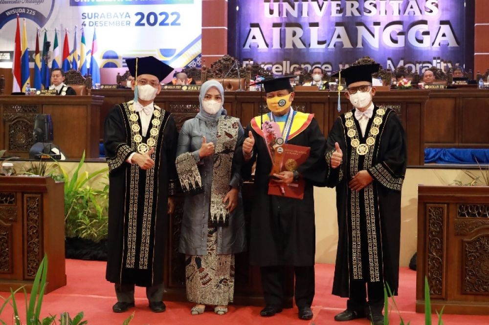 Kapolda Jatim, Dr Irjen Toni Hermanto Jadi Wisudawan Terbaik S3 FH UNAIR