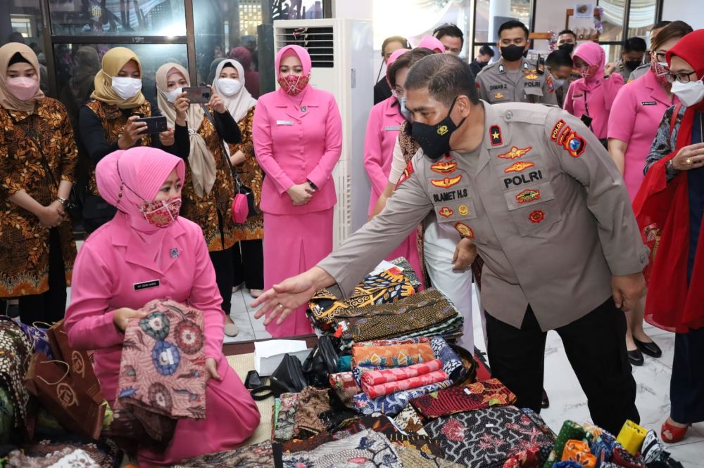 Wakapolda Jatim saat meninjau stand Batik di bazar UMKM Polda Jatim. (ist)