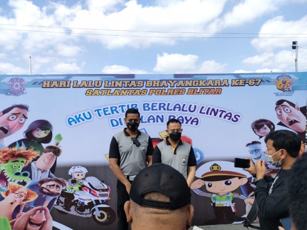 Kapolres Blitar AKBP Adhitya Panji Anom bersama bersama masyarakat saat hadiri car free day. (Ist) 
