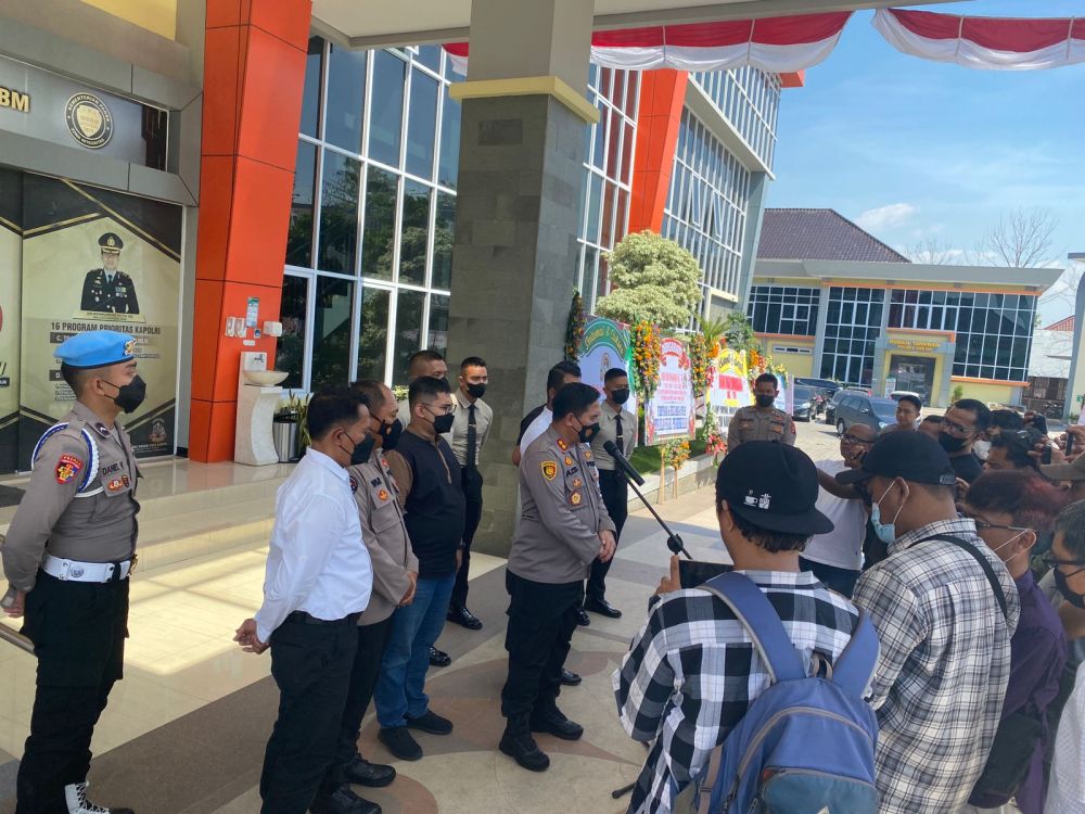 Kapolres Gresik berikan keterangan pers. (ist)