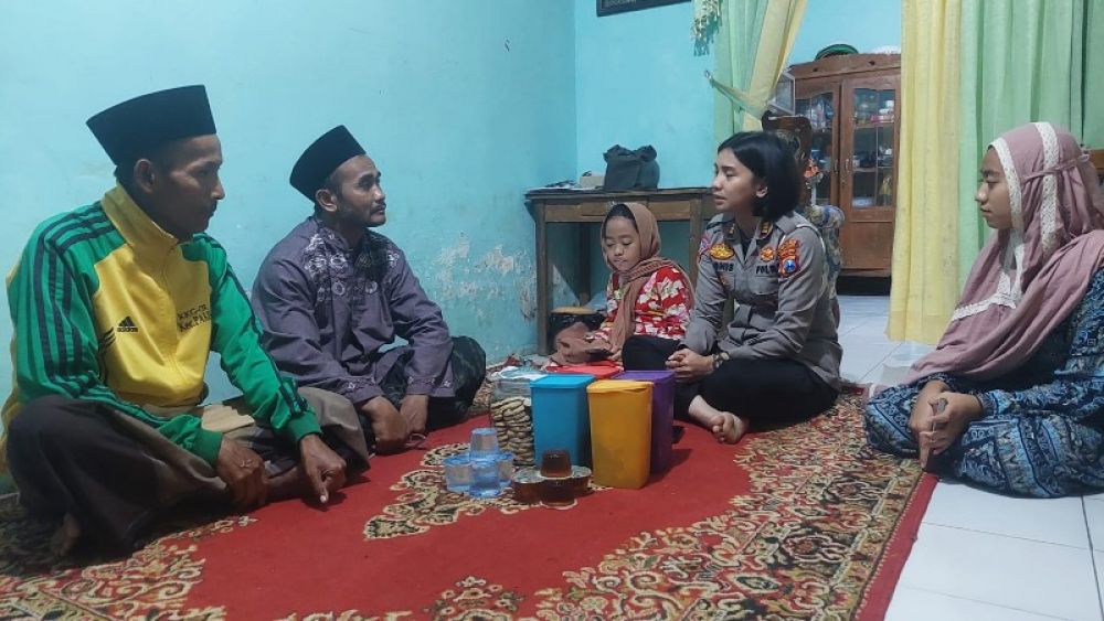 Kasat lantas Zoolres Mslang AKP Agnis Juwita saat mengunjungi keluarga korban laka di rumahnya. (Ist) 