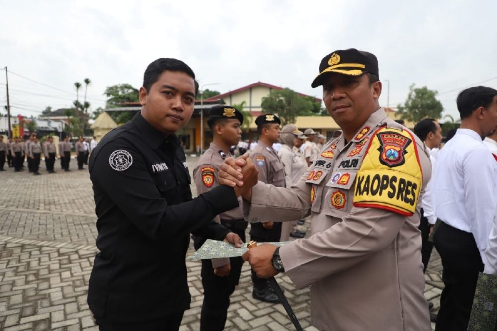 Kapolres Mojokerto, AKBP Apip Ginanjar memberikan penghargasn kepada Bripda Ivantri, Humas Polres, Mojokerto saat apel pagi. (Ist) 