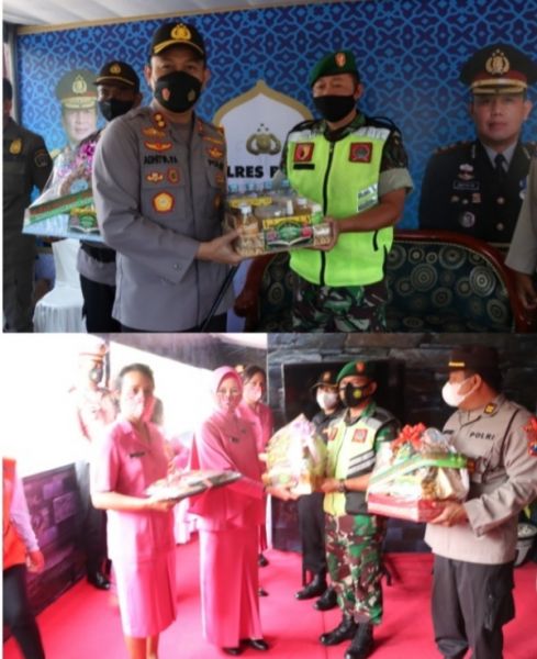 Kapolres Blitar, Adhitya Panji Anom bersama Ketua Bhayangkari berikan bingkisan lebaran kepada petugas jaga (Pospam). (Ist) 