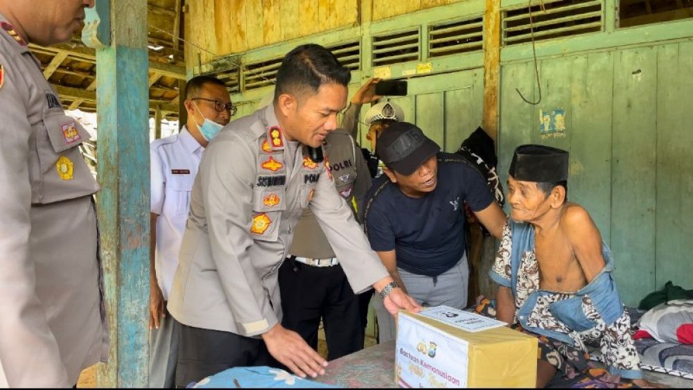 Kapolres Sampang AKBP Siswantoro S. IK, MH menyambangi dan beri bantuan kepada kakek tua yang viral di Desa Batuporo Kedundung. (Ist) 