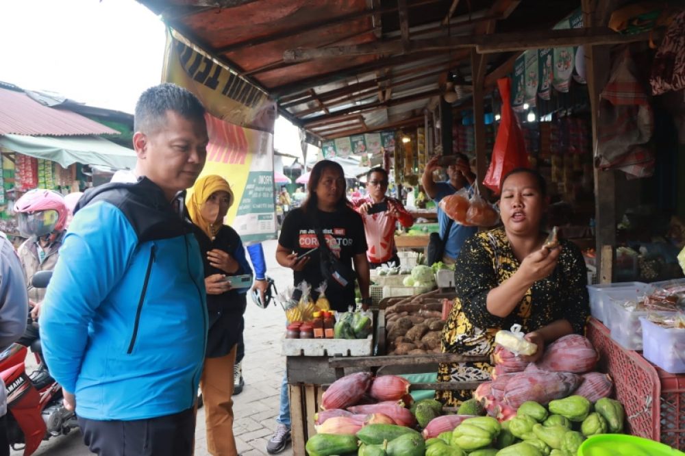 Kapolresta Sidoarjo,, Kombes Pol Kusumo Wahyu Bintoro blusukan ke Pasar Lama Krian siap terima aspirasi. (Ist) 