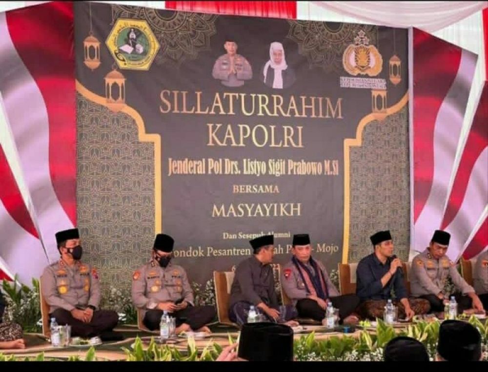 Kapolri Listiyo Sigit Prabowo bersama Gus Kautsar pengasuh Ponpes Al Falah dalam acara haul Akbar. (Ist) 