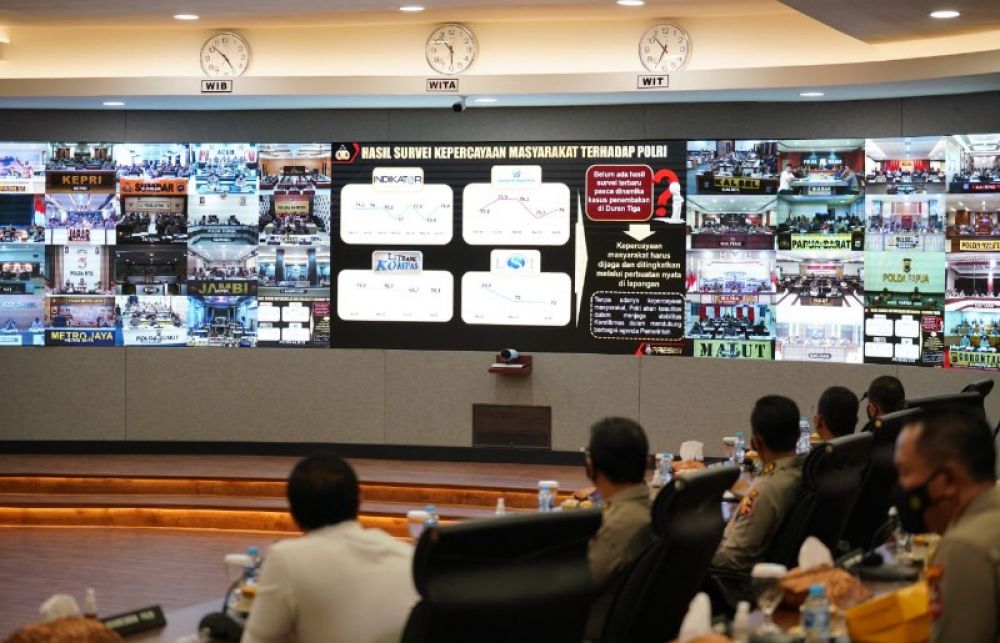 Kapolri Jenderal Lustyo Sigit saat memberi pengarahan kepada jajarannya melalui video conference. (Ist) 