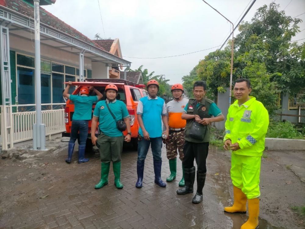 Kapolsek Porong bersama BPBD bersiap meninjau 17 rumah yang diterjang angin kencang di Desa Juwet Kecamatan Porong. (Ist) 
