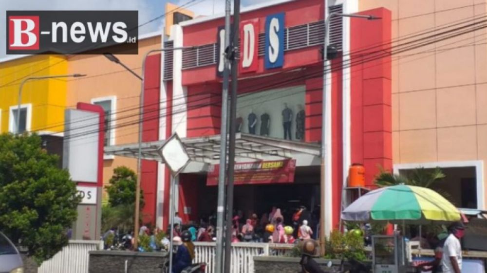 Pusat perbelanjaan KDS Genteng (foto, Facebook.com/Kds Genteng)