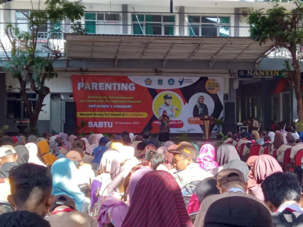 Kepala, Sekolah SMPN I Singosari, Malang, Ana Purwati, SP.d menyampaikan imbauan kepada para siswa dan wali murid terkait pentingnya menjaga lingkungan sekolah dari tindak kekerasan. (Ist) 