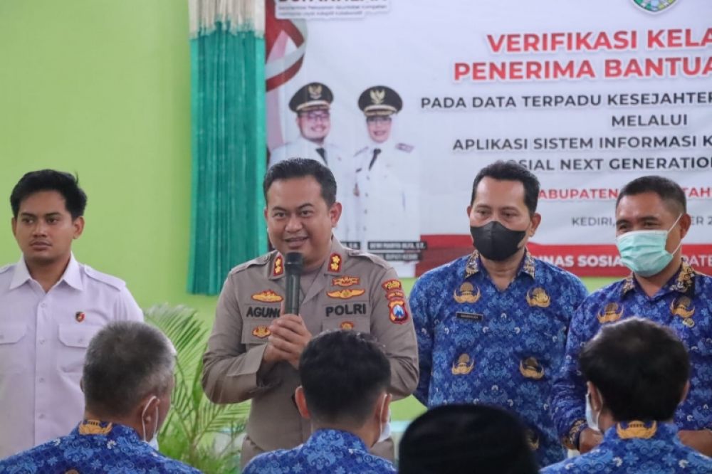 Kapolres Kediri AKBP Agung Setyo Nugroho saat menghadiri monitoring penerimaan Bansos dan DTKS melalui aplikasi dari Kemensos Tahun 2022. (Ist) 