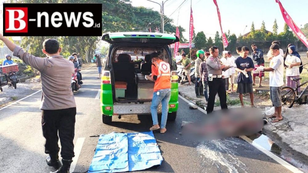 Sejumlah petugas piket Lantas Polsek Genteng tengah mengamankan lokasi kejadian dan memintai keterangan saksi-saksi di TKP Laka Lantas, Kamis (21/09/2023) pagi. (Irw) 