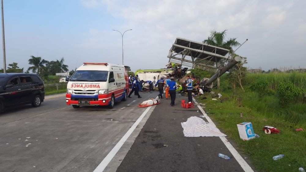 Proses evakuasi korban kecelakaan Bus Pariwisata usai menabrak tiang reklame di Tol Mojokerto -Surabaya di KM 712. (Ist) 