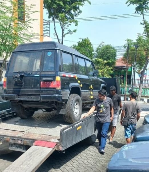 Puluhan kendaraan roda empat dan dua nenasuki lelang tahap kedua. Tampak kendaraan dinas buang di lelang. (Ist) 