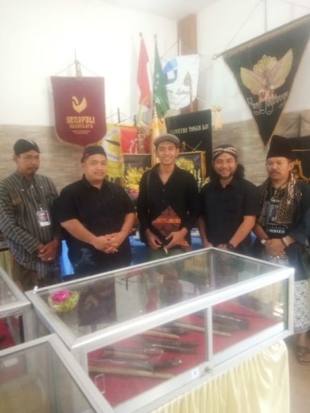 Khusnul Arifin anggota DPRD Kabupaten Kediri saat menghadiri bursa keris. (Ist) 