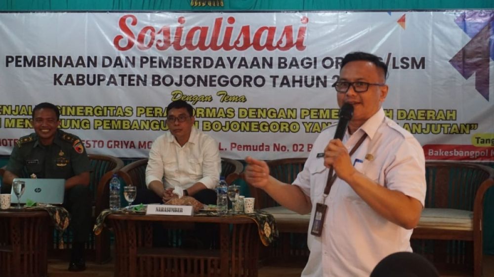 Bakesbangpol Bojonegoro saat sosialisasi pembinaan terhadap ratusan ormas. (Ist) 