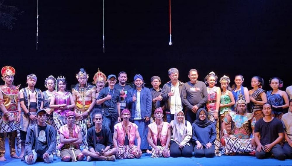 Khusnul Arif politikus partai NasDem yang disapa Mas Pipin ( pakai blangkon) berfoto bersama dengan pemain ketoprak. ( ist) 