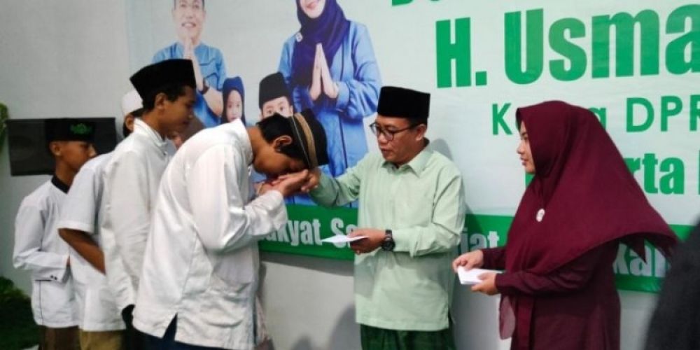 Ketua DPRD Kota Surabaya Adi Sutarwijoyo menyerahkan drat APBD Tahun 2023 kepada Wali Kota Surabaya Eri Cahyadi . (Ist) 