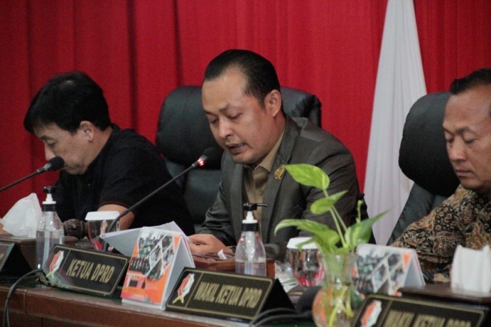 Ketua DPRD Bojonegoro, Abdullah Umar bersama pimpinan DPRD Bojonegoro saat rapat Paripurna pembahasan Perda Dana Abadi Pendidikan. (Ist) 