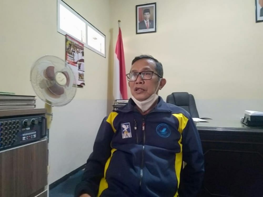 Ketua Komite SMAN 1 Batu, Machfud saat menemui awak media. (foto : doi nuri) 