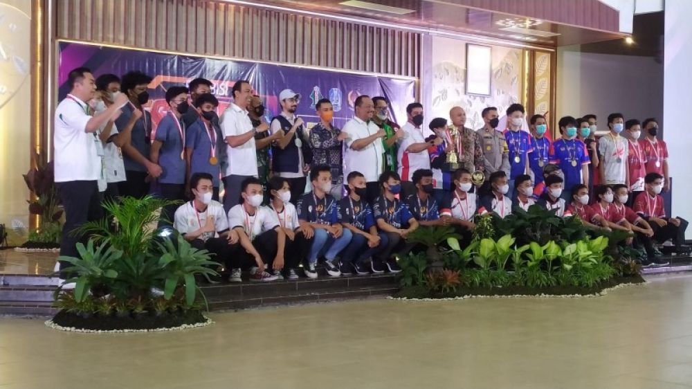 Para juara bersama pengurus KONI Jatim, dan pengurus E Sports Propinsi Jatim. (Ist) 