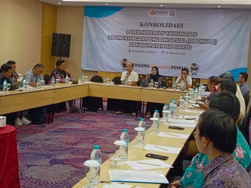 Ketua, Bawaslu Sidoarjo Agung Nugraha membuka rapat Konsolidasi pemilih Pemilu 2024 Warga Liponsos, Sidoarjo di hotel Fave Sidoarjo. (foto: zainul B-news.id ) 