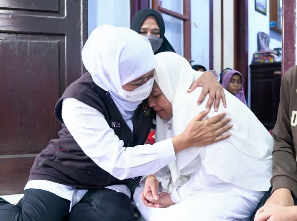 Gubernur Khofifah takziah dan berikan santunan kepada keluarga korban meninggal insiden Stadion Kanjuruhan Malang. (Ist) 