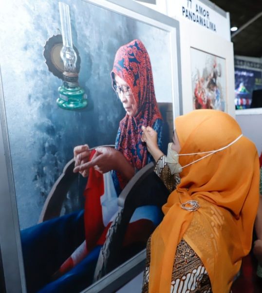 Gubernur Jawa Timur Khofifah Indar Parawansa saat menghadiri dan melihat dari dekat hasil karya seni para pelukis yang dipamerkan di JX Expo Surabaya. (Ist) 