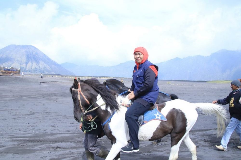 Gubernur Khofifah saat berada di kawasan Btomo menikmati keindahan alam yang masih perawan. (Ist) 