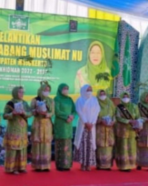  Gubernur Jawa Timur Khofifah Indar Parawansa, Bupati Mojokerto Ikfina Fahmawati, Ketua DPRD Kabupaten Mojokerto Ayni Zuroh bersama Pengurus PCNU Kabupaten Mojokerto usai pelantikan (ist)