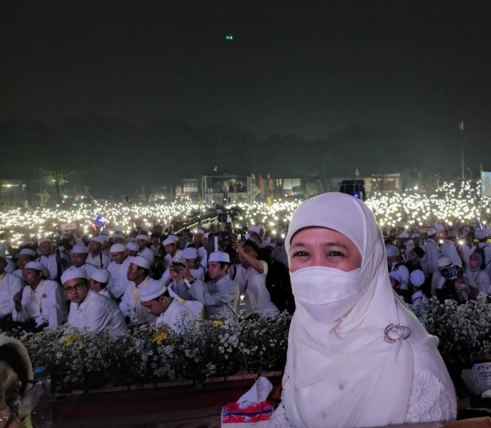 Gubernur Khofifah saat menghadiri sholawat bersama Habib Syech di Stadion Untung Suropati Kota Pasuruan.(Ist) 