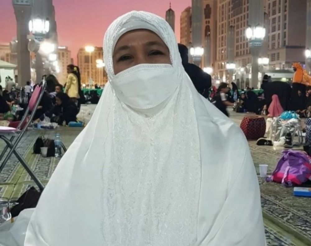 Gubernur Jawa Timur Khofifah Indar Parawansa saat melaksanakan ibadah haji. Foto Bawah: Gubernur Khofifah menghadiri acara UMKM sebelum berangkat ke Makkah. (Ist) 