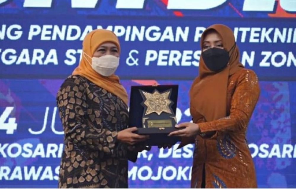 Khofifah Kukuhkan Forum BUM Desa Jatim Periode 2022-2024