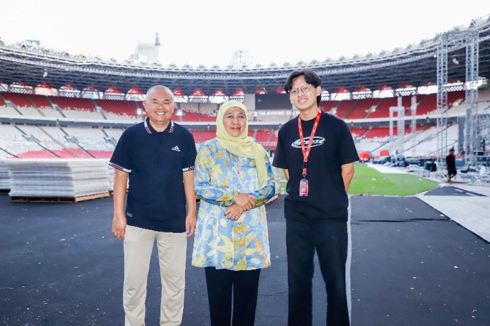 Khofifah foto bersama usai mengecek kebersihan Stadion GBK dan pastikan tidak ada sampah tercecer. (Ist) 