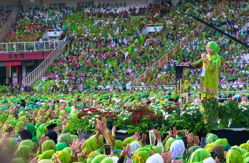 Ketua Umum Muslimat NU Khofifah Indar Parawansa saat menyampaikan sambutan dalam acara Harlah NU dan Muslimat NU yang dihadiri ratusan ribu anggota Muslimat NU di GBK Jakarta. (Ist)