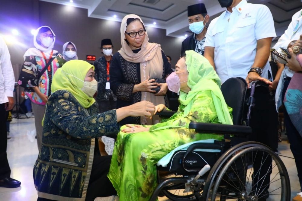 Gubernur Jawa Timur Khofifah Indar Parawansa terlihat tawadhu' dengan Ny Sinta Nuriyah istri Gus Dur saat menghadiri pertemuan dengan Gusdurian se Indonesia di Asrama Haji Sukolilo, Surabaya. (Ist) 