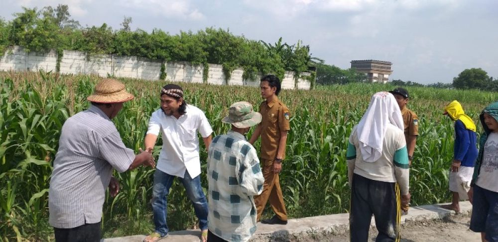 Anggota DPRD dari Nasdem Khusnul Arifin saat memantau pelaksanaan Padat Karya dari program pokir bersama masyarakat. (Ist) 